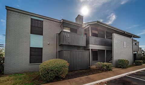 Dakota apartment building and landscaping